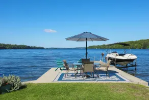 Cozy Lakefront Cottage - Image 5