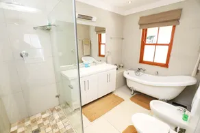2 Bedroom Cottage, spacious open plan living area in the heart of Constantia - Image 2