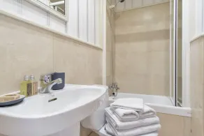 Elegant 3 Bedroom Apartment in Exclusive Barrio Salamanca Stylish & Spacious Padilla III - Image 5