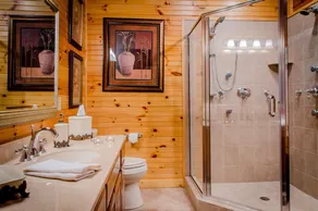 ✧Queen Cabin - wait until you see the BATHROOM! - Image 5