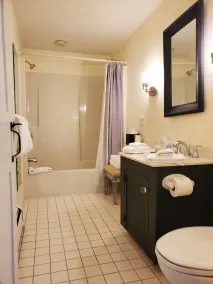Deluxe 2xQueen in Historic Inn - Image 2