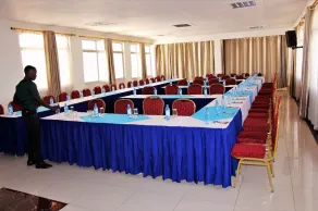 Dlux Hotel - Image 2