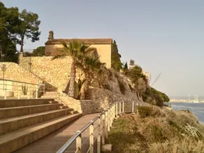 Villa med bekväm och lugn trädgård nära stranden - Image 2