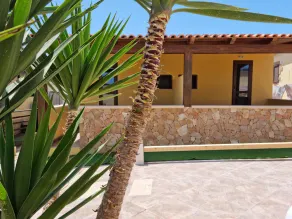 Beachfront apartment with a barbecue and patio furniture - Image 4