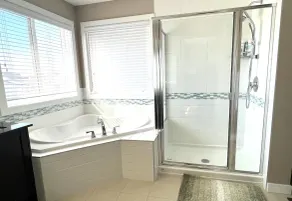 Luxurious 4 BR Home close to amenities in NW - Minutes to DT, Airport, Stampede - Image 5