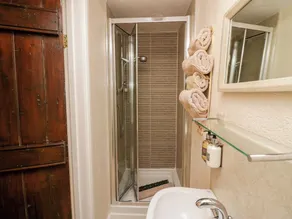 RUSLAND VIEW, pet friendly, character holiday cottage in Newby Bridge - Image 5