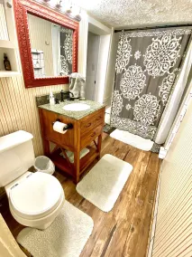 Beautiful Home Close to Lagoon King Bed Fast Wi-Fi - Image 2