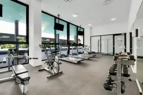 Kangaroo Point 2-Bed Flat with Gym & Pool - Image 2