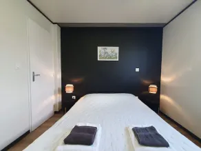 Luxury cottage with shared pool next to lake - Image 5