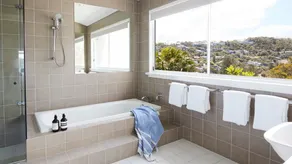 Stunning beachside Villa located 100m from iconic Whale beach, what a spectacular experience. - Image 3
