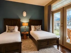 Top 1% - Barrel Sauna, HotTub, 2 Zero Gravity Massage Chairs, Gong, Arcade &more - Image 5