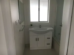 Entire House 3 bedrooms, 5 minute walk to town centre and 1 minute to beach - Image 2