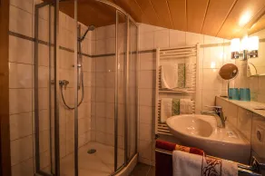 Lägenhet för 1-4 personer, dusch / toalett, balkong, TV, WiFi, icke-rökare, översta våningen - Image 2