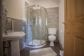 Ludlow - Linnet House - Well Presented Townhouse With Parking - Perfect Location For Exploring On Foot, Sleeps Up To 8 Guests - Hosted by RENTMYHOUSE - Image 5