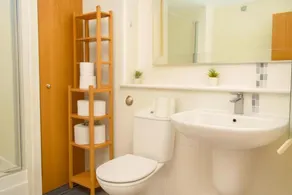 Sleeps 4 - Parking - Wifi - Image 4
