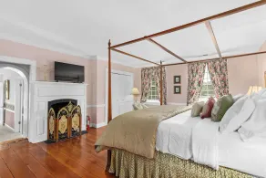 Historic Waterfront Estate with Pool & Pet-Friendly  – Perfect for Fall Getaways - Image 3