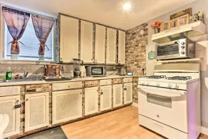 Luxurious Tranquil Home--10 minutes downtown - Image 5