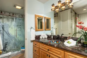 Magnifique Condo sur la plage du village de la côte nord avec vue sur l'océan à l'intérieur! - Image 2