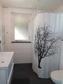 Lovely holiday home with large, private garden - Image 4
