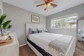 Comfortable 3-bedroom home with spacious backyard - Image 4