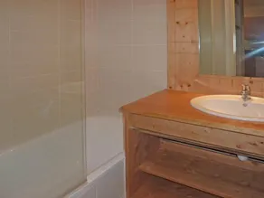 Ski-in/ski-out & foot of the slopes, 6th floor, swimming pool, sauna, balcony, tv, ski locker, 50m² - Image 3