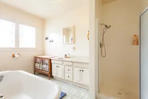 Classic 20th Century Architecture, Huge space for large families - Image 3