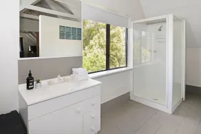 Amazing LOCATION! Only a 2 minute walk to both the beach and heart of town. - Image 5