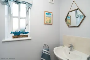 Stunning 2 bed holiday home by the sea with 5 person hot tub - Image 2