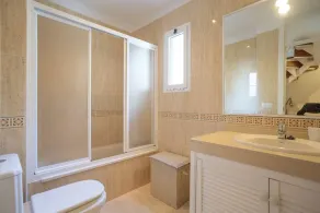 Stilvolle 2-Bett-Wohnung mit fantastischem Meerblick - Image 4