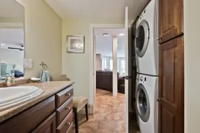 Njoy Luxury - MUST experience this exclusive and stunning lakeview home - Image 3