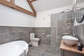 Luxury 3-Bed Cotswolds Barn for Families & Friends - Image 3