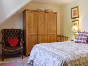 A large, comfortable apartment in this stunning region of North Devon. - Image 4
