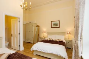 Elegant and spacious apartment in Dublin - Image 4