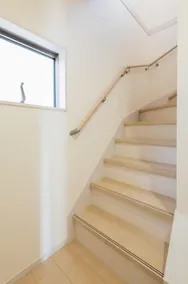 Quiet new house with free parking - Image 2
