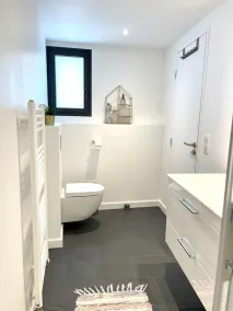 Large renovated house, swimming pool, walking distance to the beach.  - Image 4