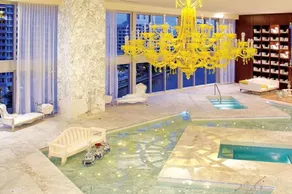 Icon 1 Bed With Water Views 16 ft Ceilings and Free Spa Access - Image 3