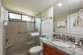 Stunning one bedroom with AC. Right on the ocean.Large lanai with view! - Image 4