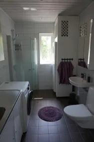 Maison moderne nouvellement construite uniquement située directement au bord du lac avec son propre quai et bateau - Image 5