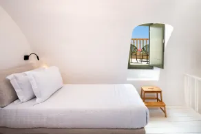 Stylish two bedroom apartment with outdoor Hot Tub and private parking - Image 3