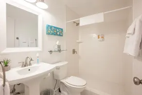 Oceanfront studio with King bed, hot tub & AC - Image 2