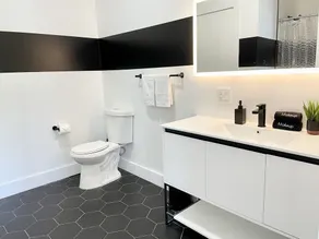 Queen Studio w/ Pool + Gym Near NYC & MetLife - Image 4