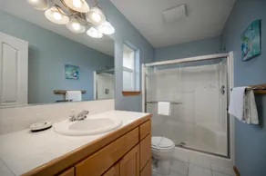 Restez 2 pât��s de maisons de la plage dans ce 4 chambres à coucher du centre-ville de bord de mer! - Image 3