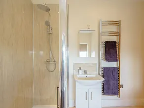 5 bedroom accommodation in Crossway Green, near Stourport-on-Severn - Image 3