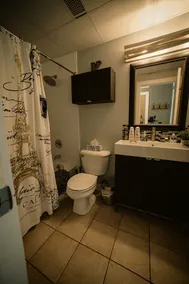 2 Full Beds, Free Parking Underground/Heated, 1 Bedroom Condo Downtown Central - Image 4