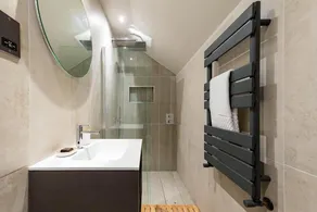 6 The Strand sleeps 8 guests, footsteps from Porth beach - Image 3