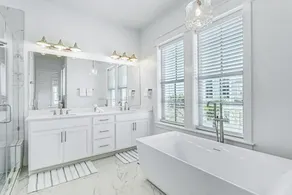 Inviting coast home with pool, balcony, golf on-site, & W/D - Image 3