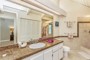 Condo hawaïen classique avec vue sur la montagne, piscine partagée et bain à remous! - Image 4