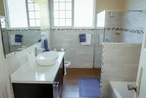 Cheerful 3-bedroom villa with on premises parking - Image 3