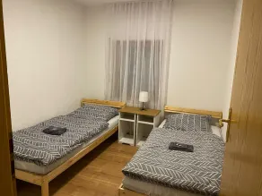 Schöne Wohnung mit Wohnzimmer und Esstisch - Image 5