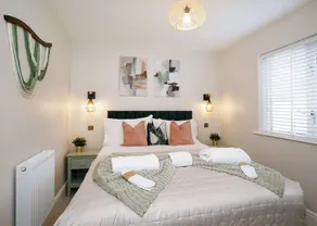 Stylish and contemporary lodge. - Image 5